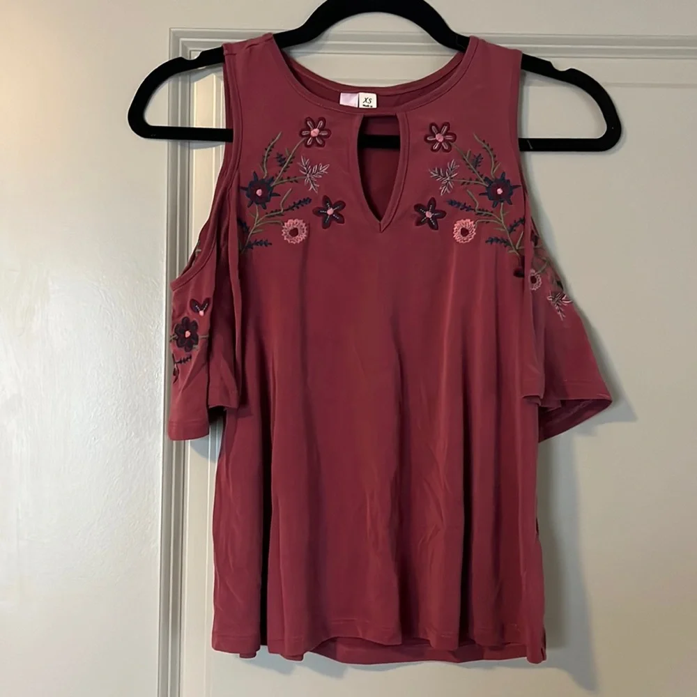 Cold Shoulder Top - Picture 1 of 4
